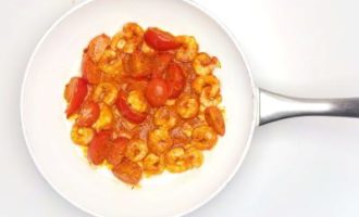 добавляем креветки