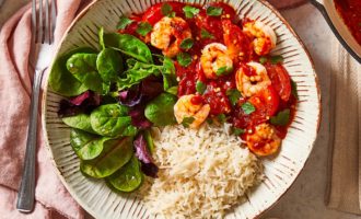 готовые креветки с помидорами и чесноком