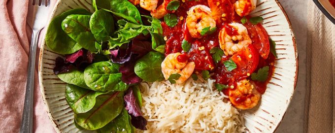 готовые креветки с помидорами и чесноком