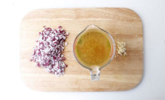 режем лук и чеснок