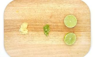 нарезаем имбирь и лайм