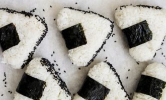 Онигири с тунцом