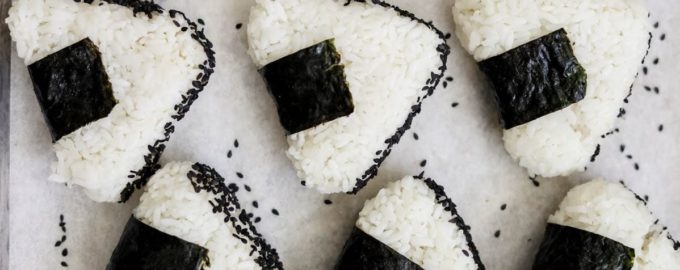 Онигири с тунцом