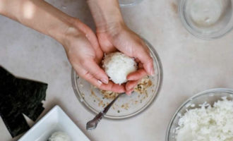 лепим рисовый шарик