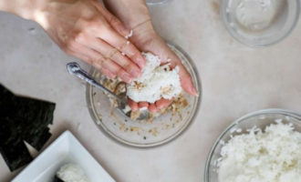 сверху выкладываем рис