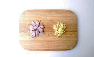 нарезаем лук и имбирь