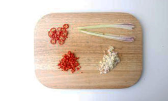 нарезаем перец и чеснок