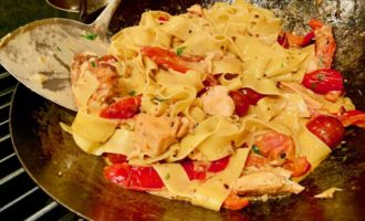 добавляем пасту и рыбу