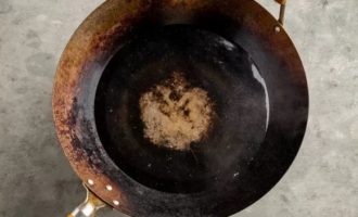 наливаем воду в вок