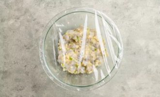 накрываем начинку пленкой