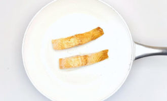 обжариваем семгу