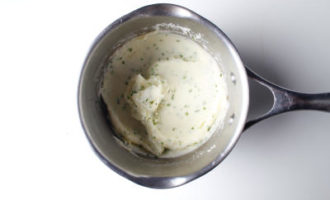 добавляем лук в картошку