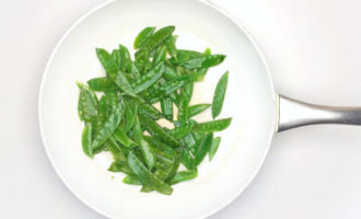 обжариваем зелень