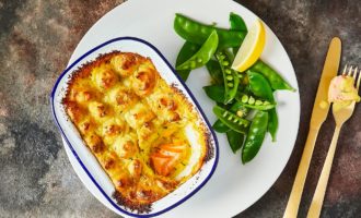 готовый пирог с семгой и картошкой