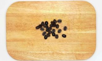 нарезаем оливки