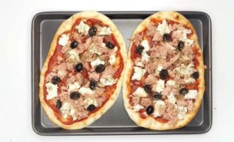 выкладываем начинку пиццы