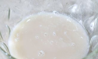 смешиваем дрожжи с водой