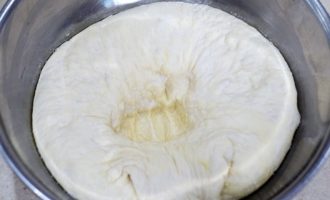 проминаем тесто