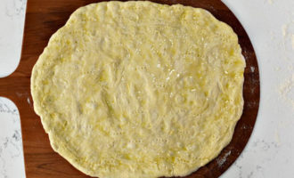 смазываем тесто маслом