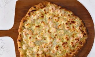 запеченная пицца с креветками