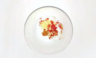 смешиваем имбирь, чеснок и перец