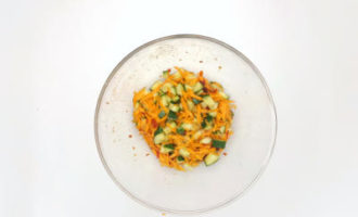 смешиваем овощной салат