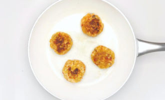 жарим рыбные котлеты