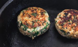 обжариваем котлеты