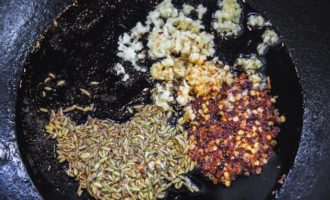 обжариваем чеснок со специями