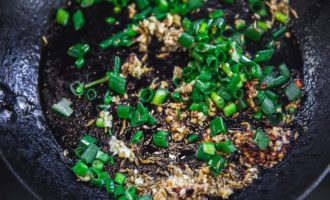 добавляем зеленый лук