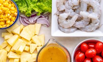 ингредиенты для салата с креветками и ананасом