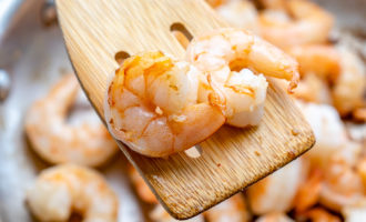 обжариваем креветки