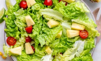 выкладываем ананас