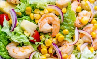 выкладываем кукурузу и лук