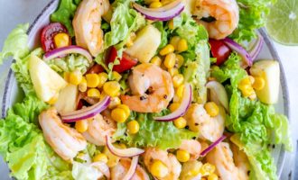 салат с креветками и ананасом