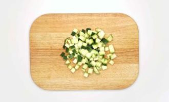 нарезаем кабачок