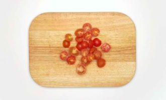 нарезаем помидоры