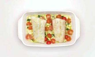 выкладываем рыбу и овощи в форму