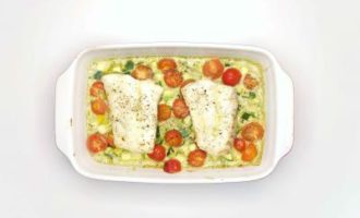 запекаем треску с овощами