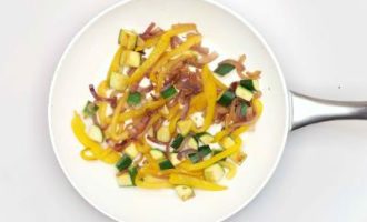 обжариваем лук и перец