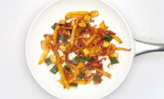 добавляем томатную пасту