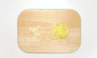 нарезаем чеснок и имбирь