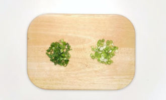 нарезаем зеленый лук