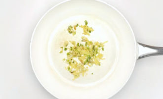 обжариваем чеснок и имбирь