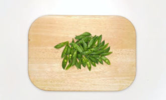 нарезаем зеленый горошек