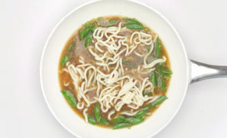 добавляем лапшу