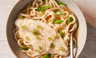 готовая лапша удон с рыбой