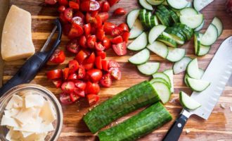 нарезаем овощи