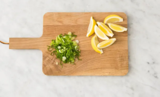 нарезаем лимон и лук