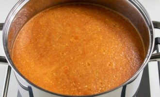 добавляем томатный бульон к луку